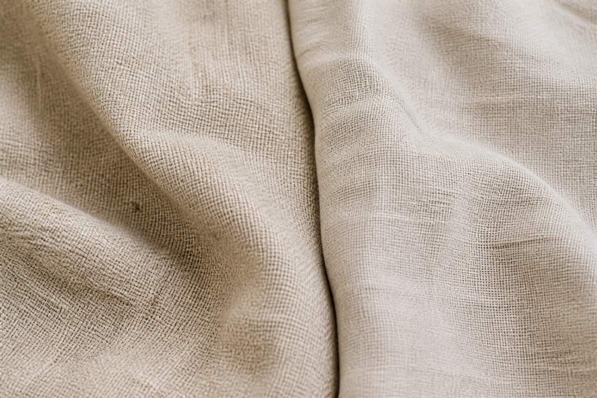 Gros plan comparant les textures du chanvre et du lin