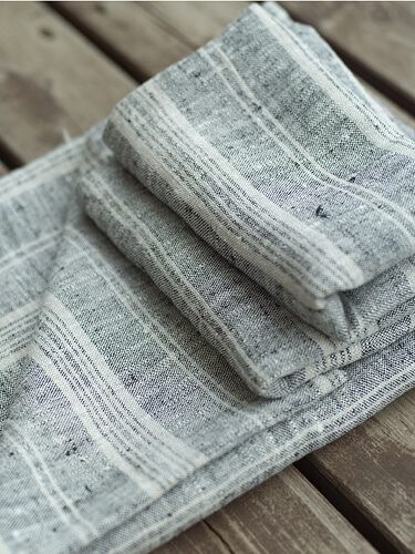 Serviettes d’invités en lin rayé pliées dans la salle de bain