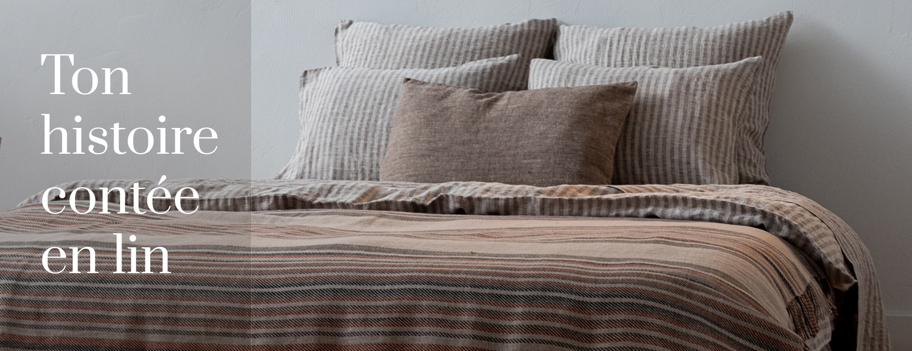 Ton histoire contée en lin – linge de lit en lin naturel à rayures et plusieurs coussins.