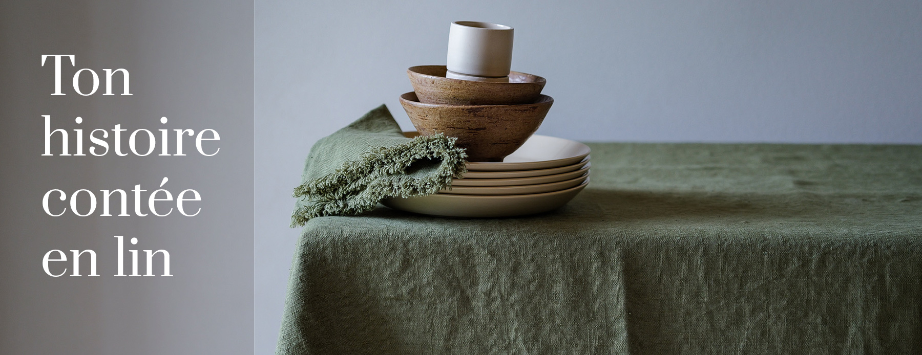 Ton histoire contée en lin – nappe et serviettes en lin vert avec des bols en céramique.