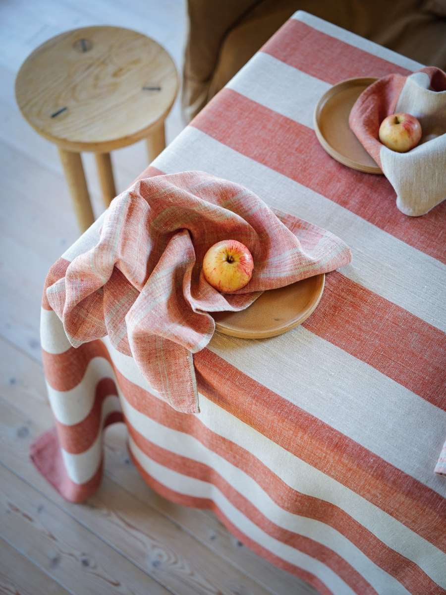 Serviettes en lin rayées avec des pommes sur une nappe Venice Brick