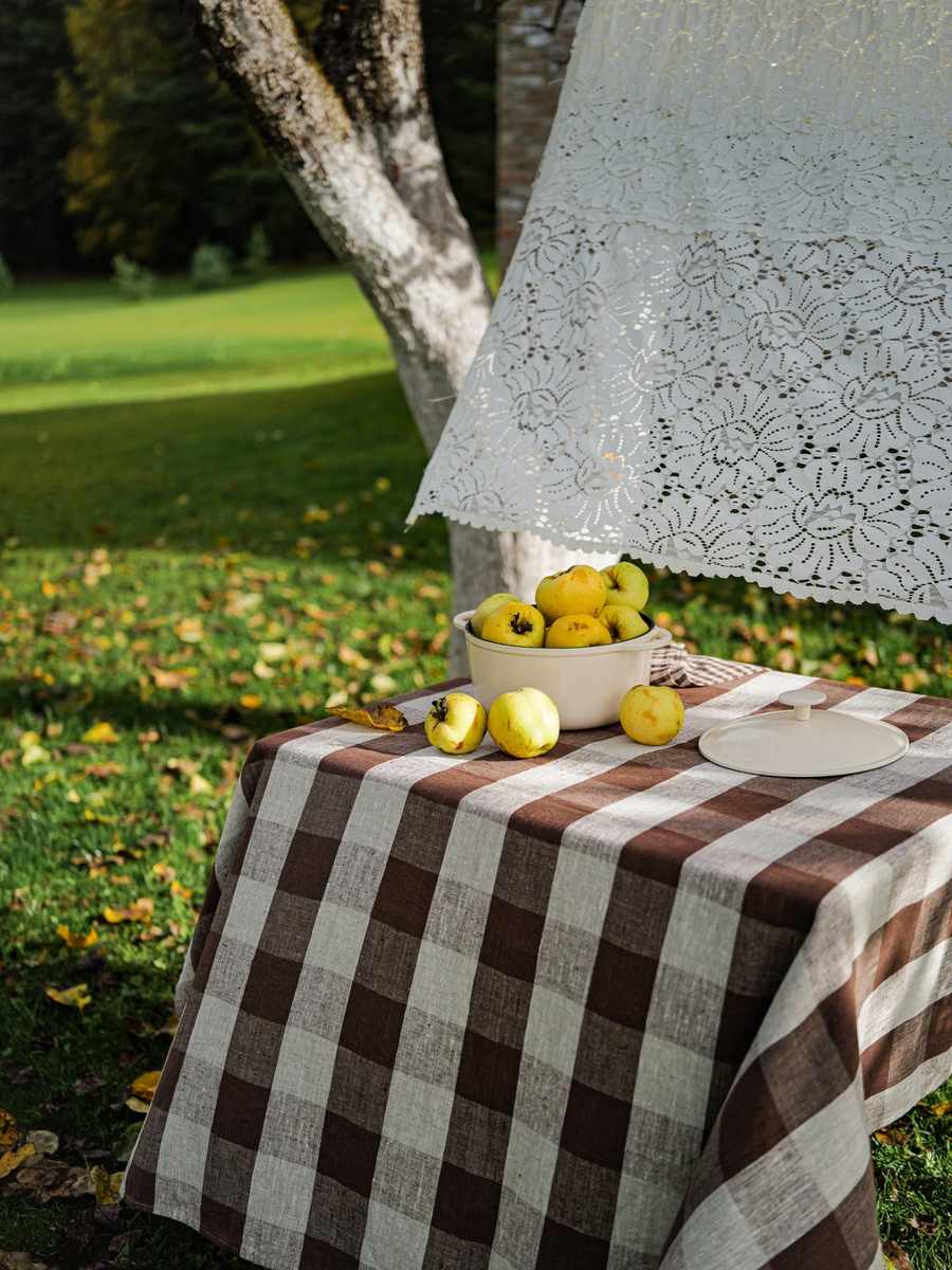 Nappe Choco Grand Check sur une table dans un verger