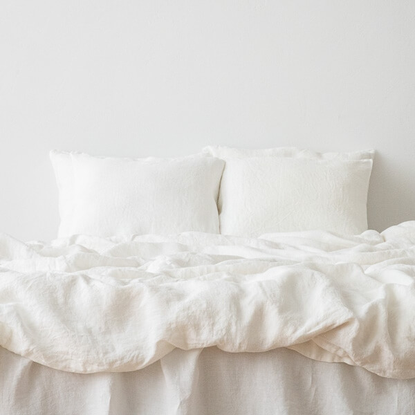 Linge de lit en lin naturel dans une chambre apaisante