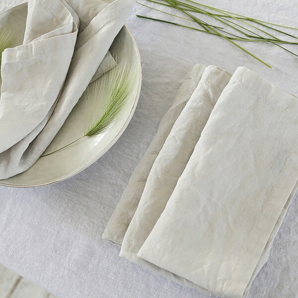 Serviettes en lin naturel pliées pour fabriquer des bee wraps