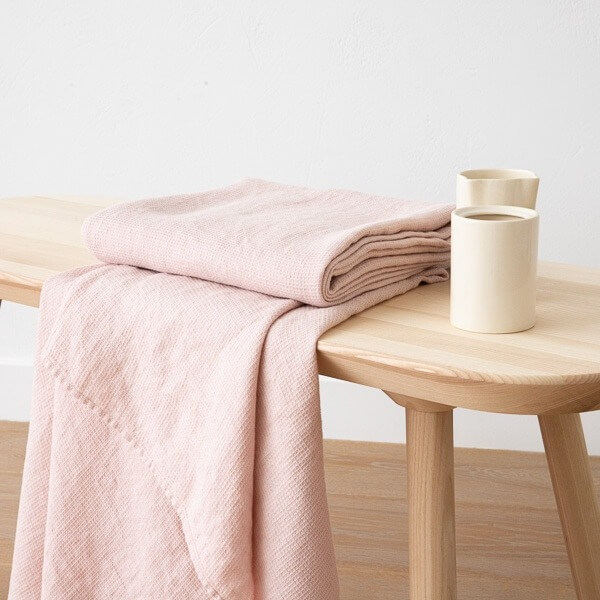 Serviettes gaufrées en lin naturel pliées dans une salle de bain