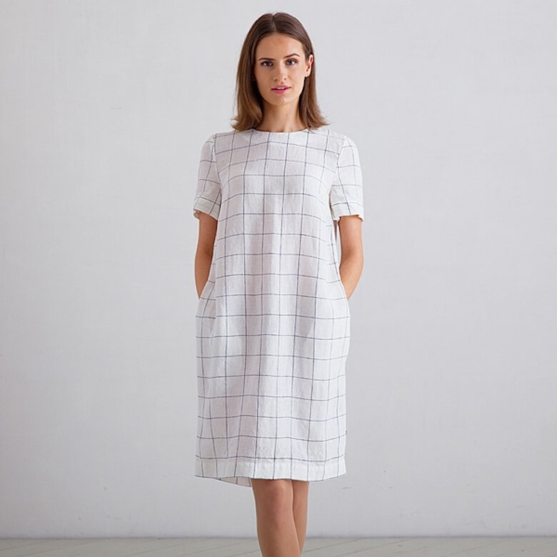 Robe droite en lin portée en été