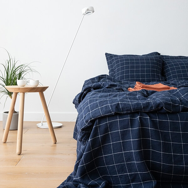 Linge de lit en lin naturel superposé au fini décontracté