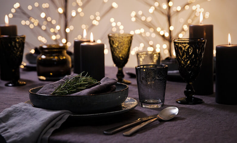Serviettes en lin sur une table préparée pour Noël