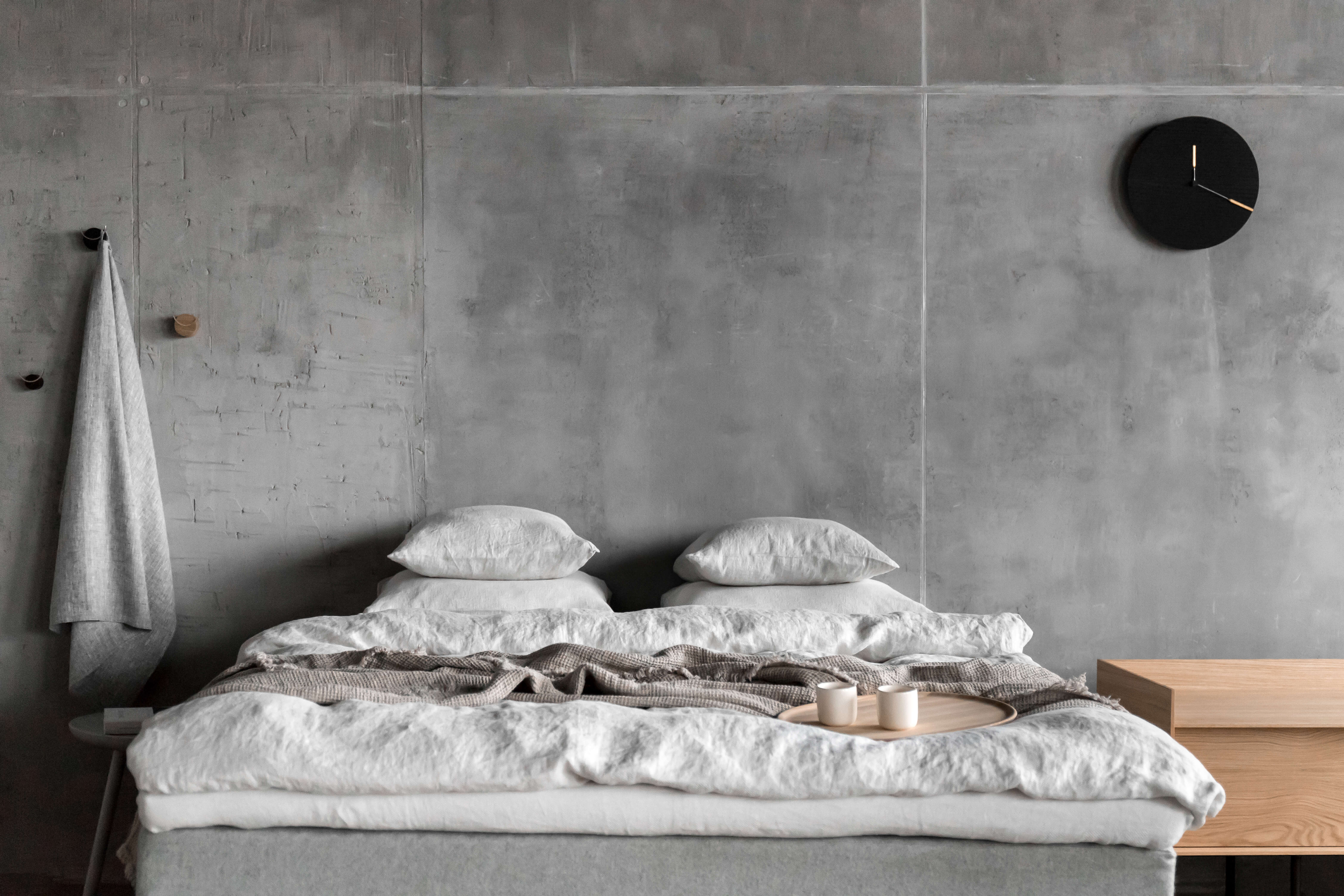 Linge de lit respirant en pur lin superposé sur un lit