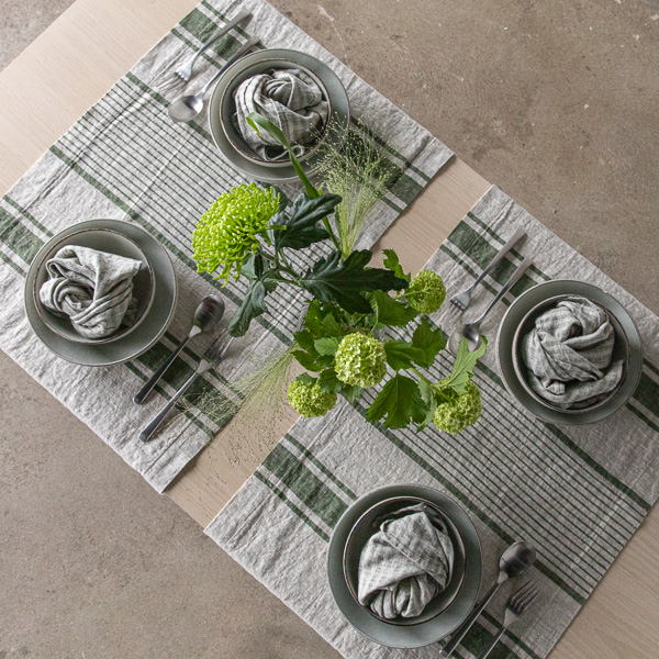 Table de fête avec lin vert forêt et feuillage