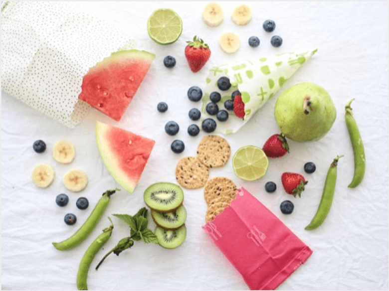 Fruits et en-cas emballés dans des bee wraps réutilisables en lin
