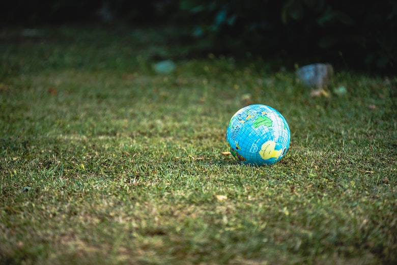 Globe posé sur l’herbe, symbole d’un mode de vie durable