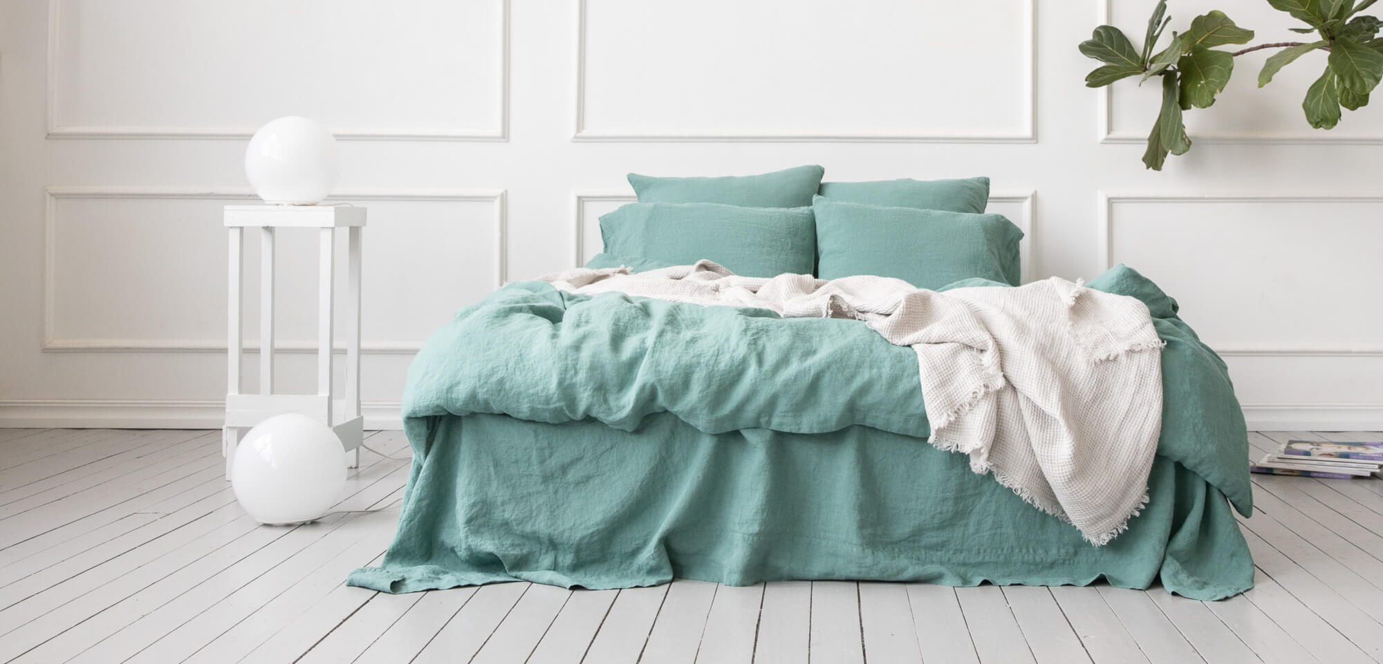 Draps en lin naturel associés à des textiles texturés