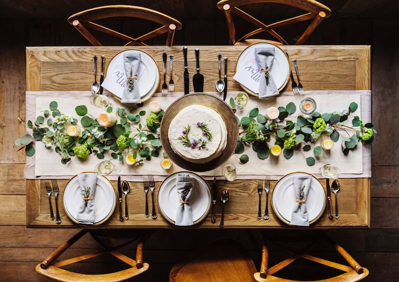 Table de Noël avec chemin de table et décor végétal