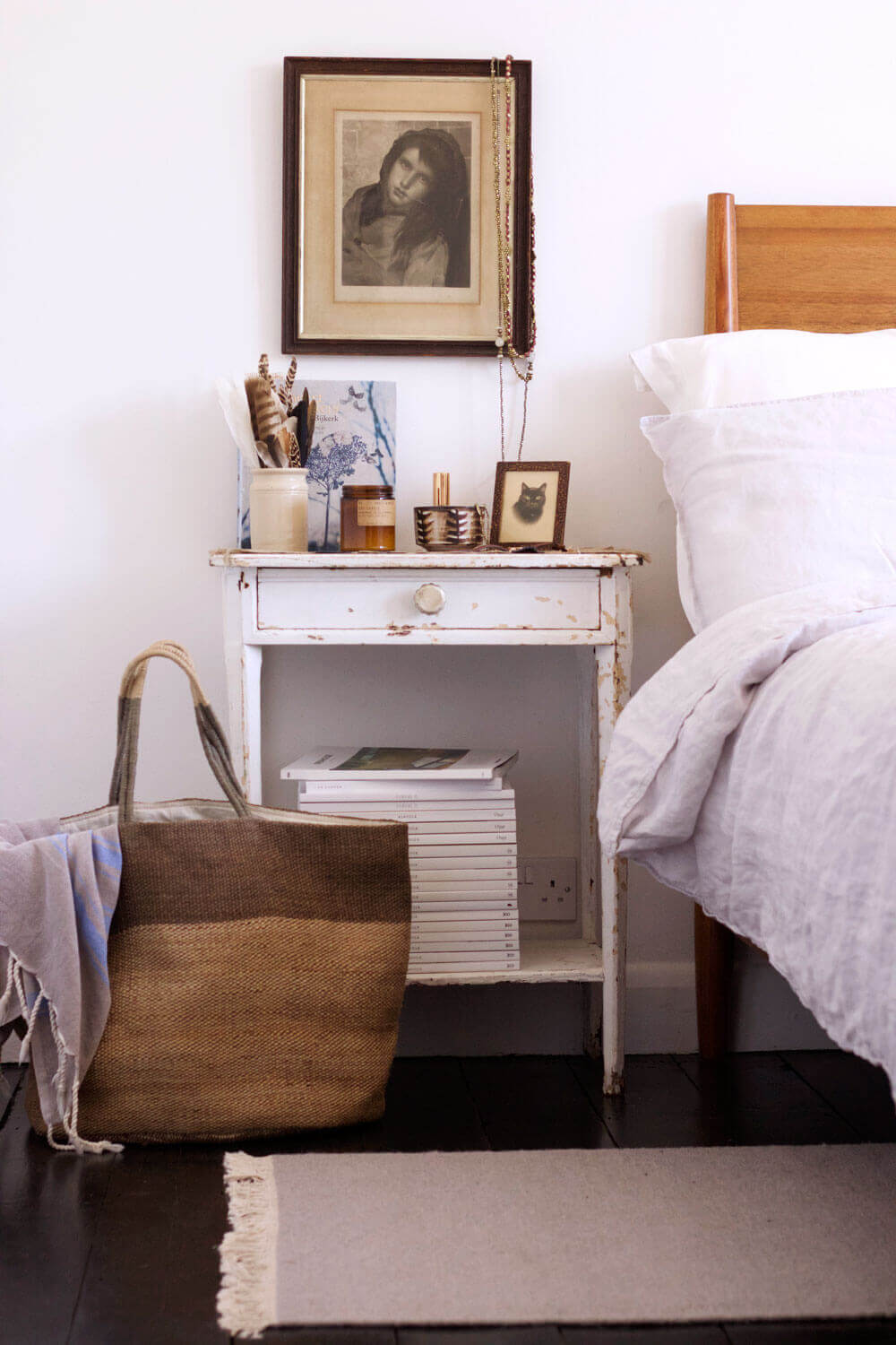Table de chevet avec lampe et rangement ouvert