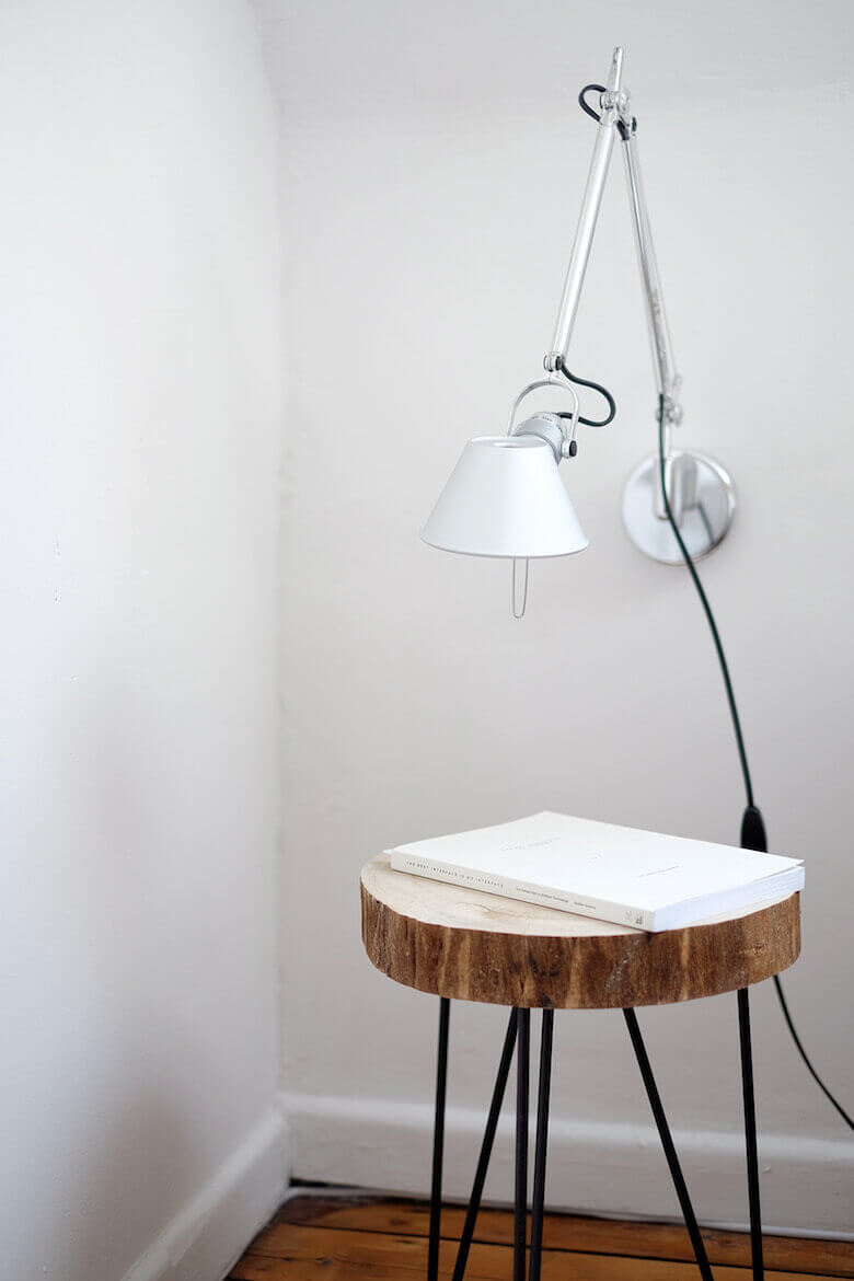 Chambre apaisante avec table de chevet aux lignes simples