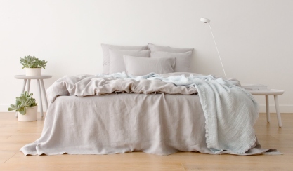 Linge de lit en lin naturel dans une chambre lumineuse et apaisante
