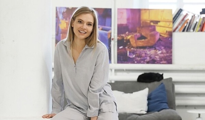 Femme portant une tenue ample en lin gris à la maison