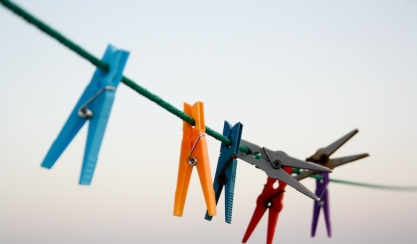 Pinces à linge colorées sur un fil