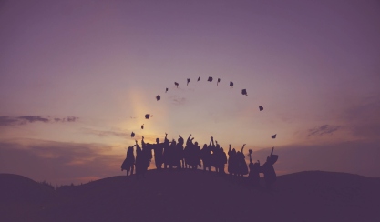Des étudiants célèbrent le début de leur nouvelle vie universitaire