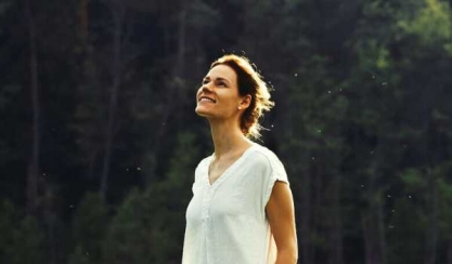 Femme portant une robe rayée en lin en vacances