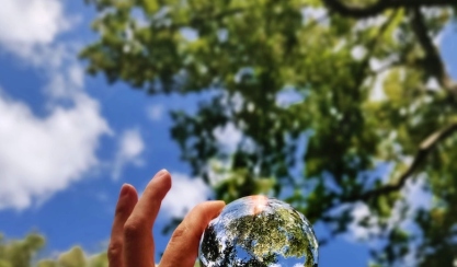 Globe posé sur l’herbe, symbole d’un mode de vie durable