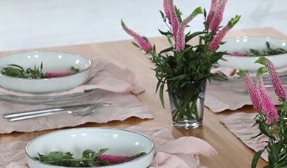 Table élégante dressée avec du linge de table en lin