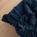 Linge de lit plié en lin bleu marine et gris