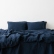 Vue rapprochée du linge de lit en lin lavé bleu marine