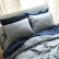 Drap plat en lin bleu marine associé à du linge de lit gris