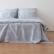 Linge de lit en lin à rayures Blue Ticking retombant sur le côté du lit